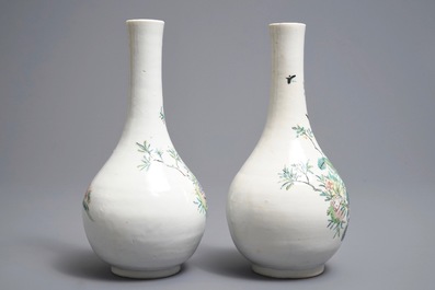 Une paire de vases de forme bouteille en porcelaine de Chine famille rose, Yongzheng