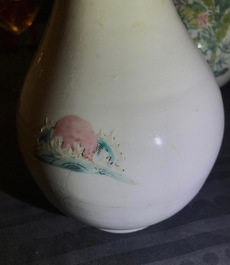 Une paire de vases de forme bouteille en porcelaine de Chine famille rose, Yongzheng