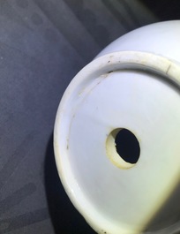 Une paire de vases de forme bouteille en porcelaine de Chine famille rose, Yongzheng