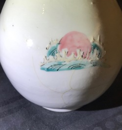 Une paire de vases de forme bouteille en porcelaine de Chine famille rose, Yongzheng