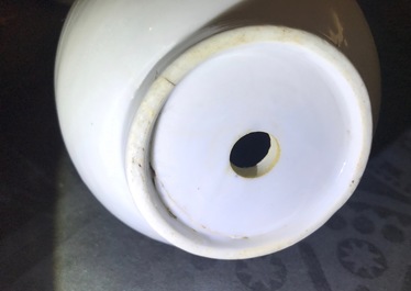 Une paire de vases de forme bouteille en porcelaine de Chine famille rose, Yongzheng