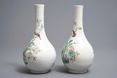Une paire de vases de forme bouteille en porcelaine de Chine famille rose, Yongzheng