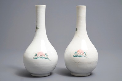 Une paire de vases de forme bouteille en porcelaine de Chine famille rose, Yongzheng