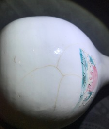 Une paire de vases de forme bouteille en porcelaine de Chine famille rose, Yongzheng