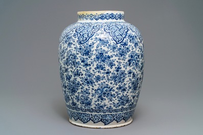 A large Dutch Delft blue and white vase with floral design, 17/18th C.
