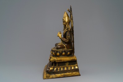 Une grande figure de Tsongkhapa sur son tr&ocirc;ne en bronze partiellement dor&eacute;, Chine ou Tibet, 19/20&egrave;me