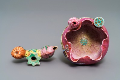 Een Chinese famille rose bloemvormige penselenwasser en een penselenrust, 19e eeuw
