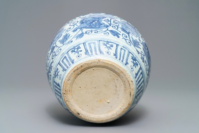 Un vase en porcelaine de Chine bleu et blanc &agrave; d&eacute;cor de lions bouddhistes, Wanli
