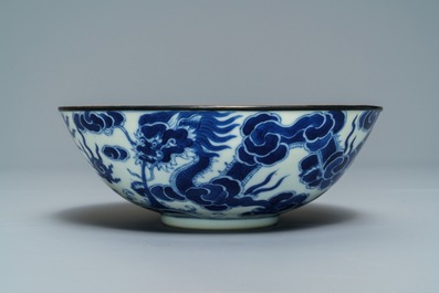 Een Chinese blauwwitte 'Bleu de Hue' kom voor het Vietnamese hof, Thieu Tri merk, 19e eeuw