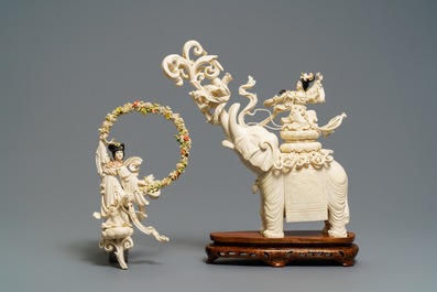 Un grand groupe en ivoire sculpt&eacute; figurant un &eacute;l&eacute;phant et deux femmes, Chine, 1&egrave;re moiti&eacute; du 20&egrave;me