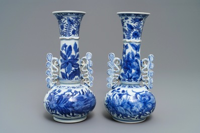 Une paire de vases en porcelaine de Chine bleu et blanc d'apr&egrave;s des mod&egrave;les en verre de Venise, Kangxi