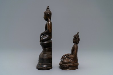 Deux figures de Bouddha en bronze, Siam et N&eacute;pal, 17/18&egrave;me
