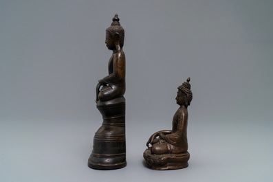 Twee bronzen figuren van Boeddha, Siam en Nepal, 17/18e eeuw