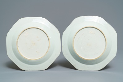 Une paire d'assiettes armori&eacute;es en porcelaine de Chine famille rose pour le march&eacute; anglais, Qianlong