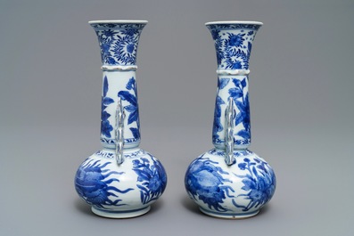 Une paire de vases en porcelaine de Chine bleu et blanc d'apr&egrave;s des mod&egrave;les en verre de Venise, Kangxi