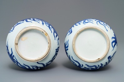 Une paire de vases en porcelaine de Chine bleu et blanc d'apr&egrave;s des mod&egrave;les en verre de Venise, Kangxi