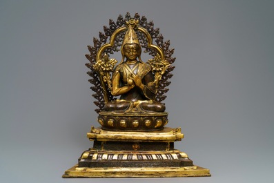 Une grande figure de Tsongkhapa sur son tr&ocirc;ne en bronze partiellement dor&eacute;, Chine ou Tibet, 19/20&egrave;me