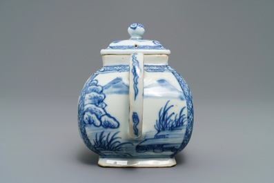 Een Chinese blauwwitte vierkante theepot met nimfen en vissen, Kangxi/Qianlong