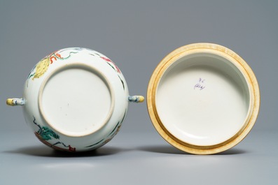 Un bol &agrave; deux anses en porcelaine de Chine famille rose, Yongzheng