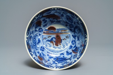 Un bol en porcelaine de Chine bleu, blanc et rouge de cuivre aux carpes et cr&eacute;atures marines, marque de Xuande, Kangxi