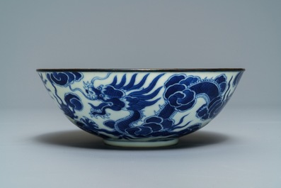Een Chinese blauwwitte 'Bleu de Hue' kom voor het Vietnamese hof, Thieu Tri merk, 19e eeuw