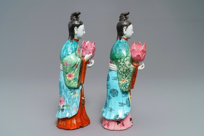Deux bougeoirs en forme de femmes de cour en porcelaine de Chine famille rose, Qianlong