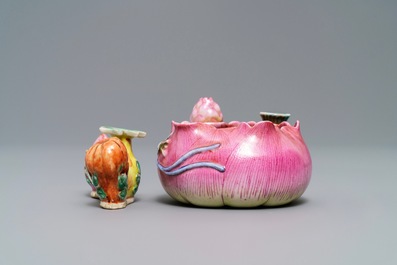 Un lave-pinceaux en forme de fleur et un repose-pinceaux en porcelaine de Chine famille rose, 19&egrave;me