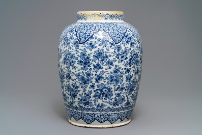 Een grote blauwwitte Delftse vaas met floraal decor, 17/18e eeuw