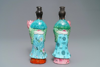 Deux bougeoirs en forme de femmes de cour en porcelaine de Chine famille rose, Qianlong