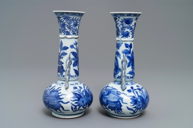 Une paire de vases en porcelaine de Chine bleu et blanc d'apr&egrave;s des mod&egrave;les en verre de Venise, Kangxi