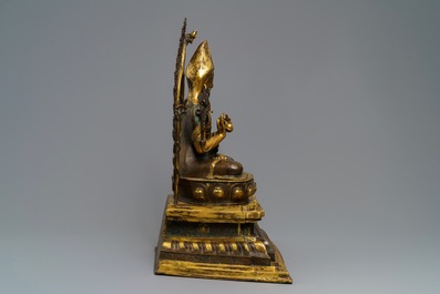 Een grote deels verguld bronzen figuur van Tsongkhapa op een troon, China of Tibet, 19/20e eeuw