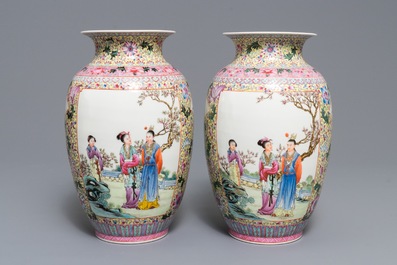 Deux paires de vases en porcelaine de Chine famille rose, marques de Qianlong, R&eacute;publique, 20&egrave;me