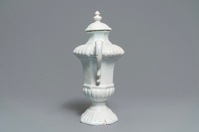 Un vase couvert &agrave; deux anses en fa&iuml;ence blanche de Delft, fin du 17&egrave;me