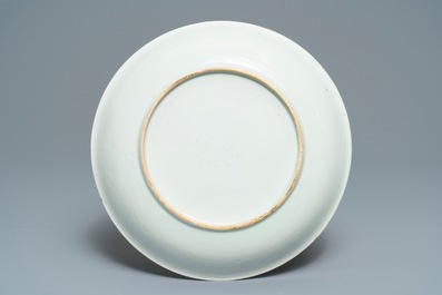 Un plat en porcelaine de Chine famille rose, Yongzheng
