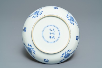 Une assiette en porcelaine de Chine famille verte &agrave; d&eacute;cor d'un swastika, 'Shou' et des fleurs de lotus, marque de Chenghua, Kangxi
