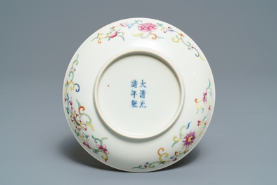 Une assiette en porcelaine de Chine famille rose, marque de Guangxu, 19/20&egrave;me