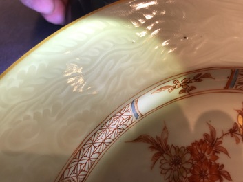 Une paire de plats en porcelaine de Chine rouge de fer et dor&eacute; &agrave; d&eacute;cor incis&eacute;, Qianlong