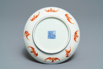Une coupe en porcelaine de Chine &agrave; d&eacute;cor de chauve-souris, marque et &eacute;poque de Qianlong