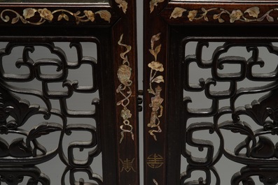 Un &eacute;cran en bois incrust&eacute; de nacre &agrave; peintures sur soie, Chine, 19&egrave;me