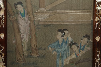 Een Chinees met parelmoer ingelegd houten kamerscherm met beschilderde zijde, 19e eeuw