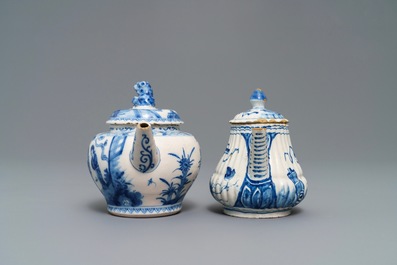 Twee blauwwitte Delftse theepotten met chinoiserie decor, 18e eeuw