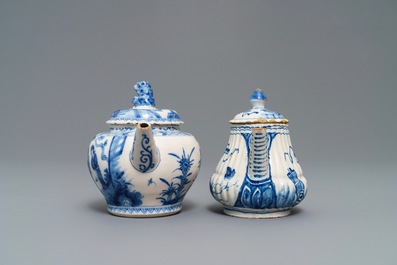 Deux th&eacute;i&egrave;res en fa&iuml;ence de Delft bleu et blanc &agrave; d&eacute;cor de chinoiserie, 18&egrave;me