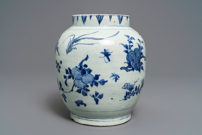 Un pot en porcelaine de Chine bleu et blanc &agrave; d&eacute;cor de fruits et insectes, &eacute;poque Transition