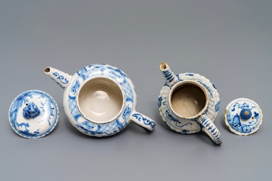 Twee blauwwitte Delftse theepotten met chinoiserie decor, 18e eeuw