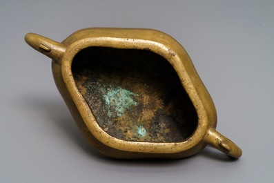 Un br&ucirc;le-parfum quadrilobe en bronze t&acirc;ch&eacute; d'or, Chine, marque de Fei Ge, 17/18&egrave;me
