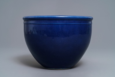 Une jardini&egrave;re en porcelaine de Chine bleu monochrome, 18/19&egrave;me