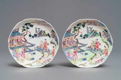 Een paar Chinese famille rose koppen en schotels met figuren in een landschap, Yongzheng