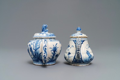 Twee blauwwitte Delftse theepotten met chinoiserie decor, 18e eeuw