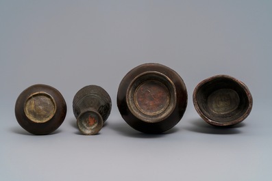 Quatre vases en bronze, Chine, Song et apr&egrave;s