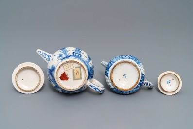 Twee blauwwitte Delftse theepotten met chinoiserie decor, 18e eeuw